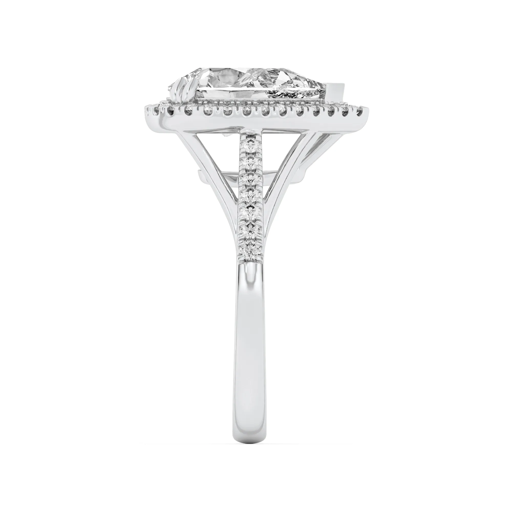 Secreto Cierto lab grown diamond ring, detail of the pear diamond