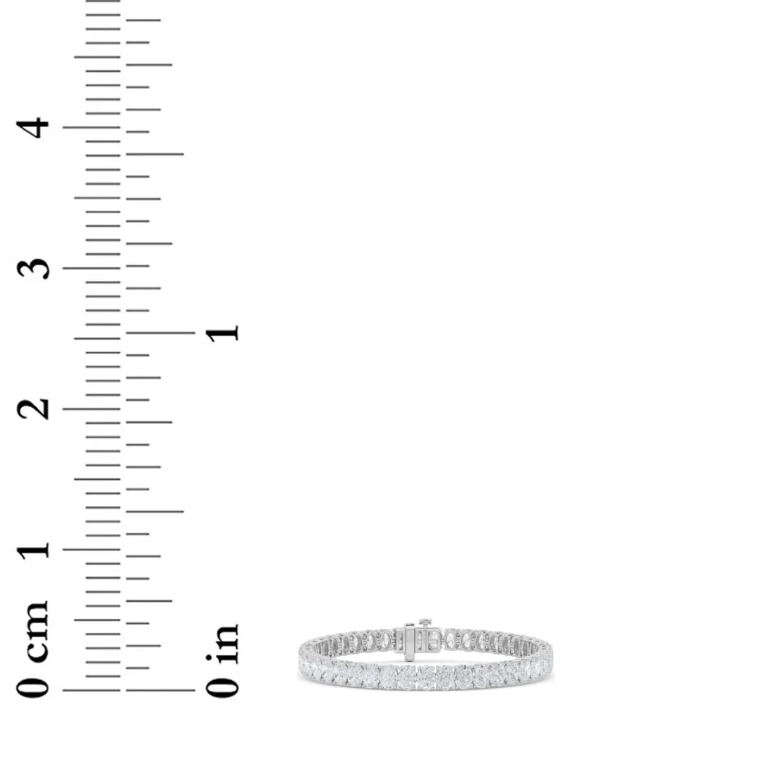 Sendero Cierto lab grown diamond bracelet, detail of the oval diamond