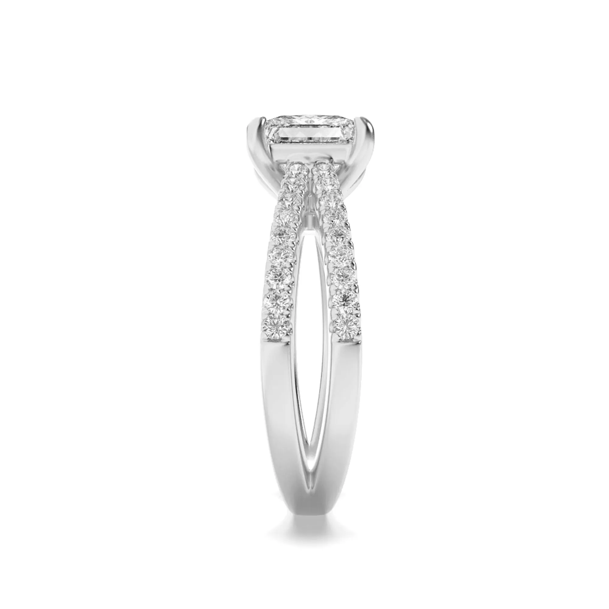 Contorno de Rocío lab grown diamond ring, detail of the princess diamond