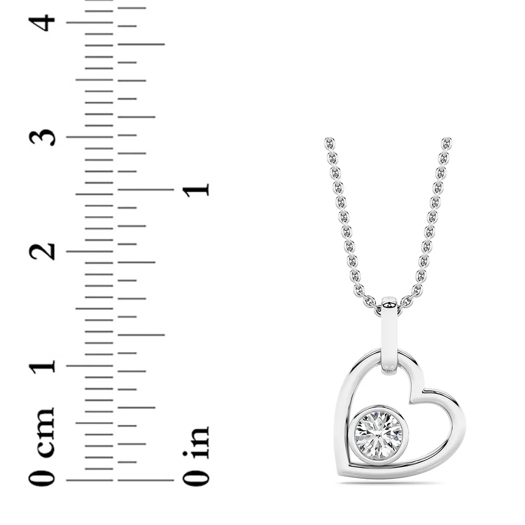 Brisa Encendida lab grown diamond necklace, detail of the round diamond