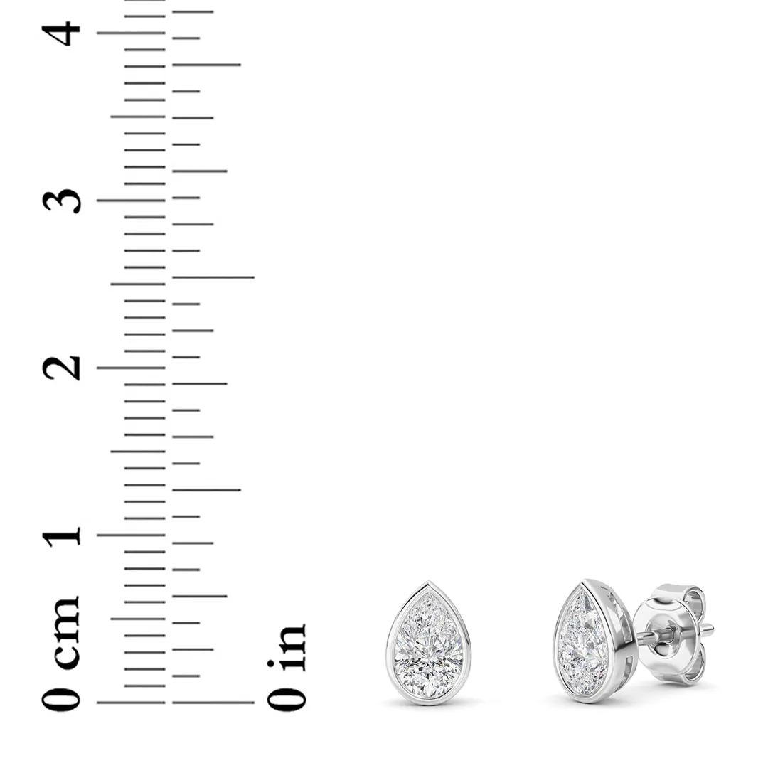 Esencia del Rocío lab grown diamond earrings, detail of the pear diamond