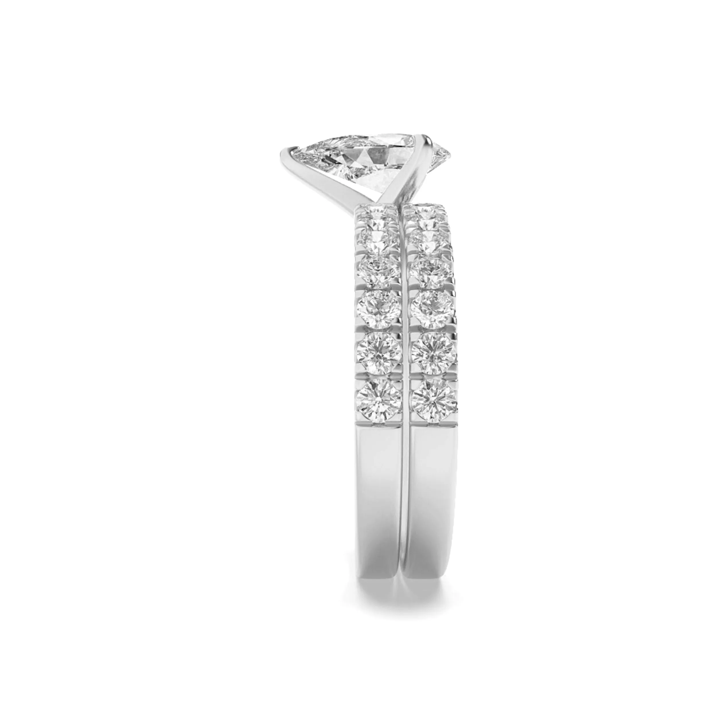 Certeza del Lucero lab grown diamond ring, detail of the pear diamond
