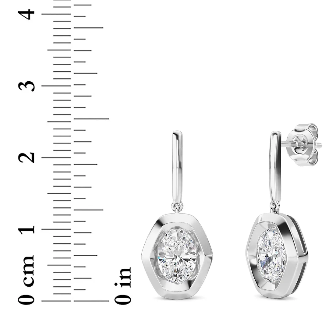 Corona de Aurora lab grown diamond earrings, detail of the oval diamond