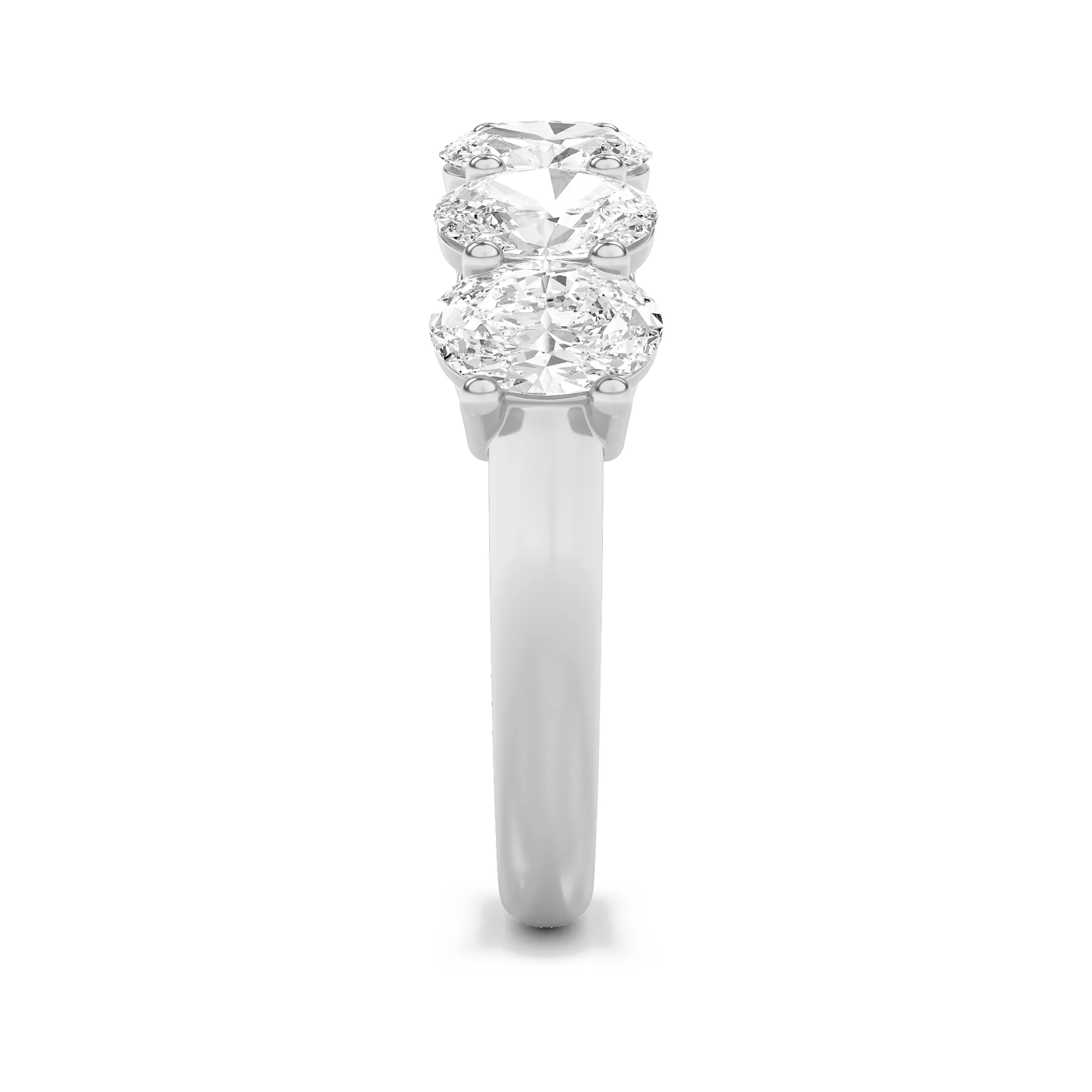 Susurro Sereno lab grown diamond ring, detail of the oval diamond