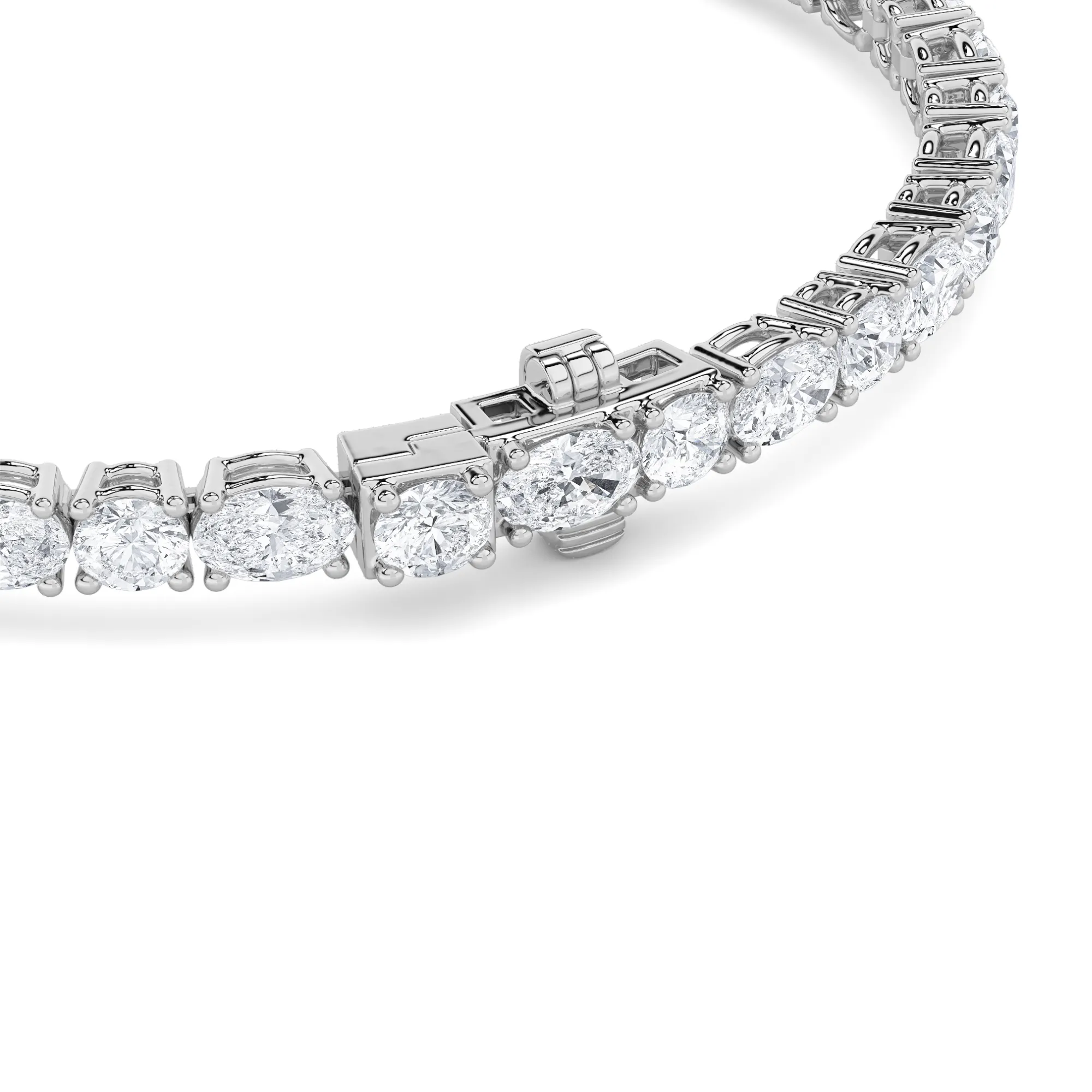 Piedra del Cielo lab grown diamond bracelet, detail of the oval diamond