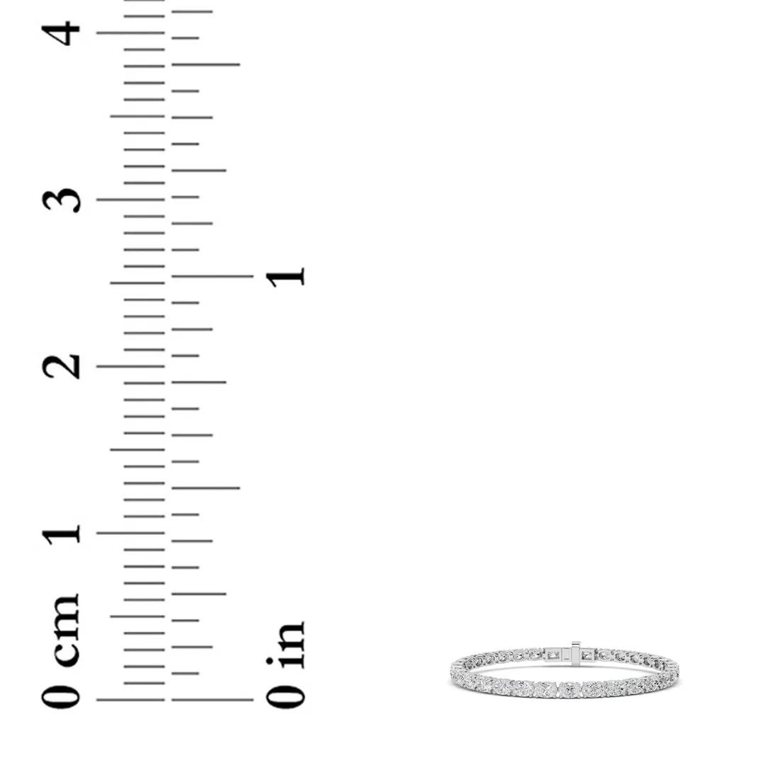Huella de Nieve lab grown diamond bracelet, detail of the oval diamond