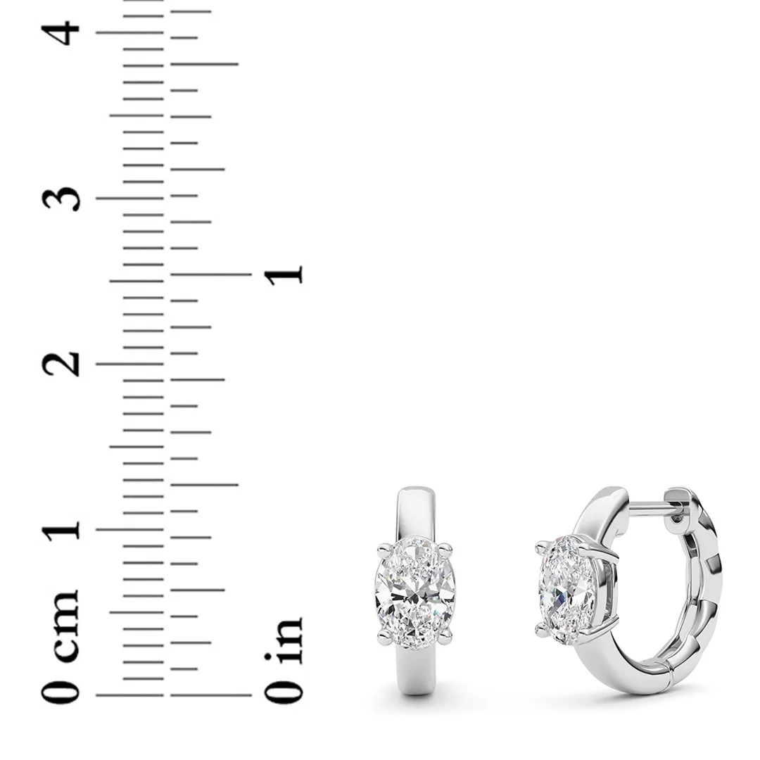 Sueño Perpetuo lab grown diamond earrings, detail of the oval diamond