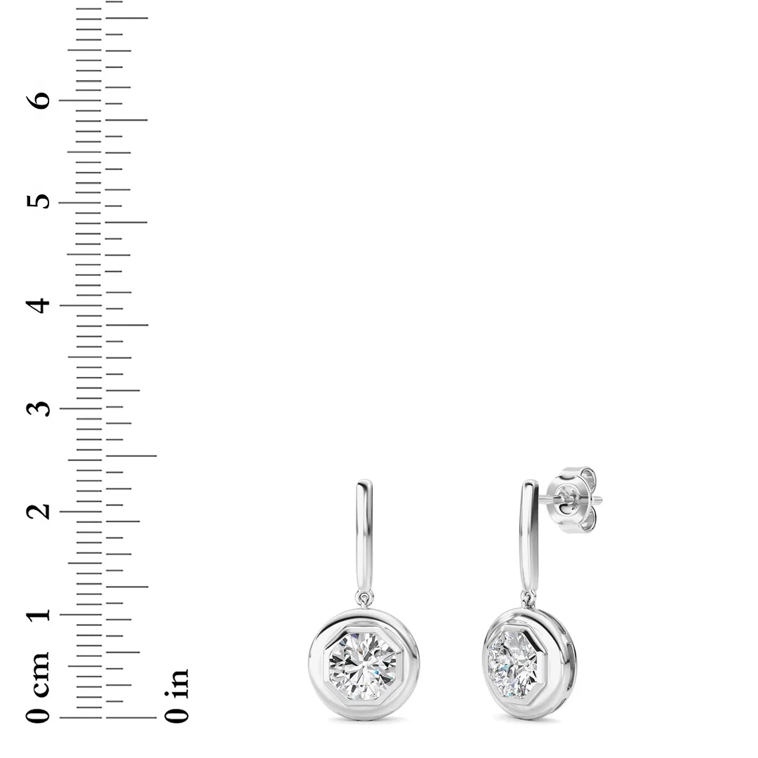 Viento Velado lab grown diamond earrings, detail of the round diamond