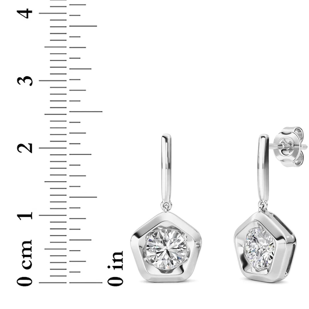 Marea del Tiempo lab grown diamond earrings, detail of the round diamond