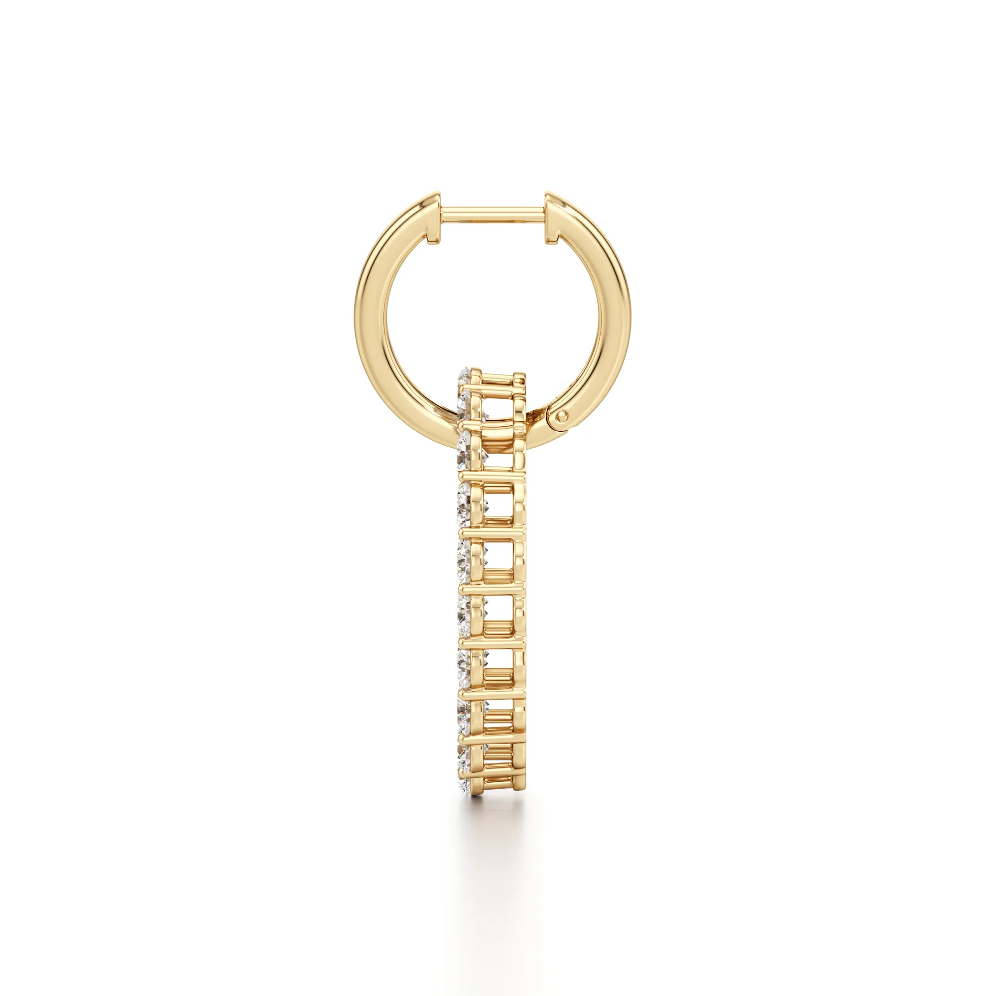 Vigilia del Oro lab grown diamond earrings, detail of the round diamond