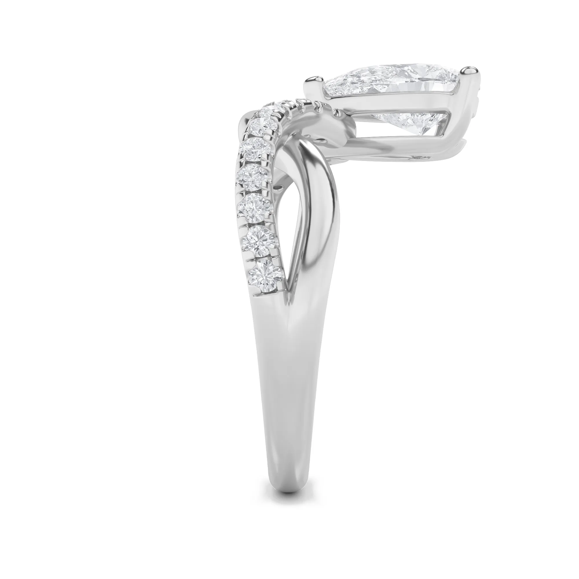 Llama de Ternura lab grown diamond ring, detail of the pear diamond