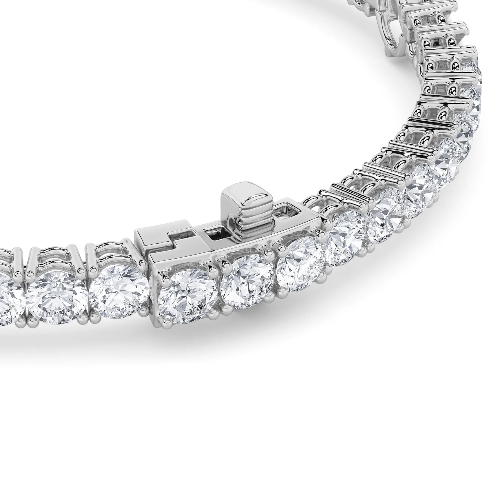 Rumbo Secreto lab grown diamond bracelet, detail of the pear diamond