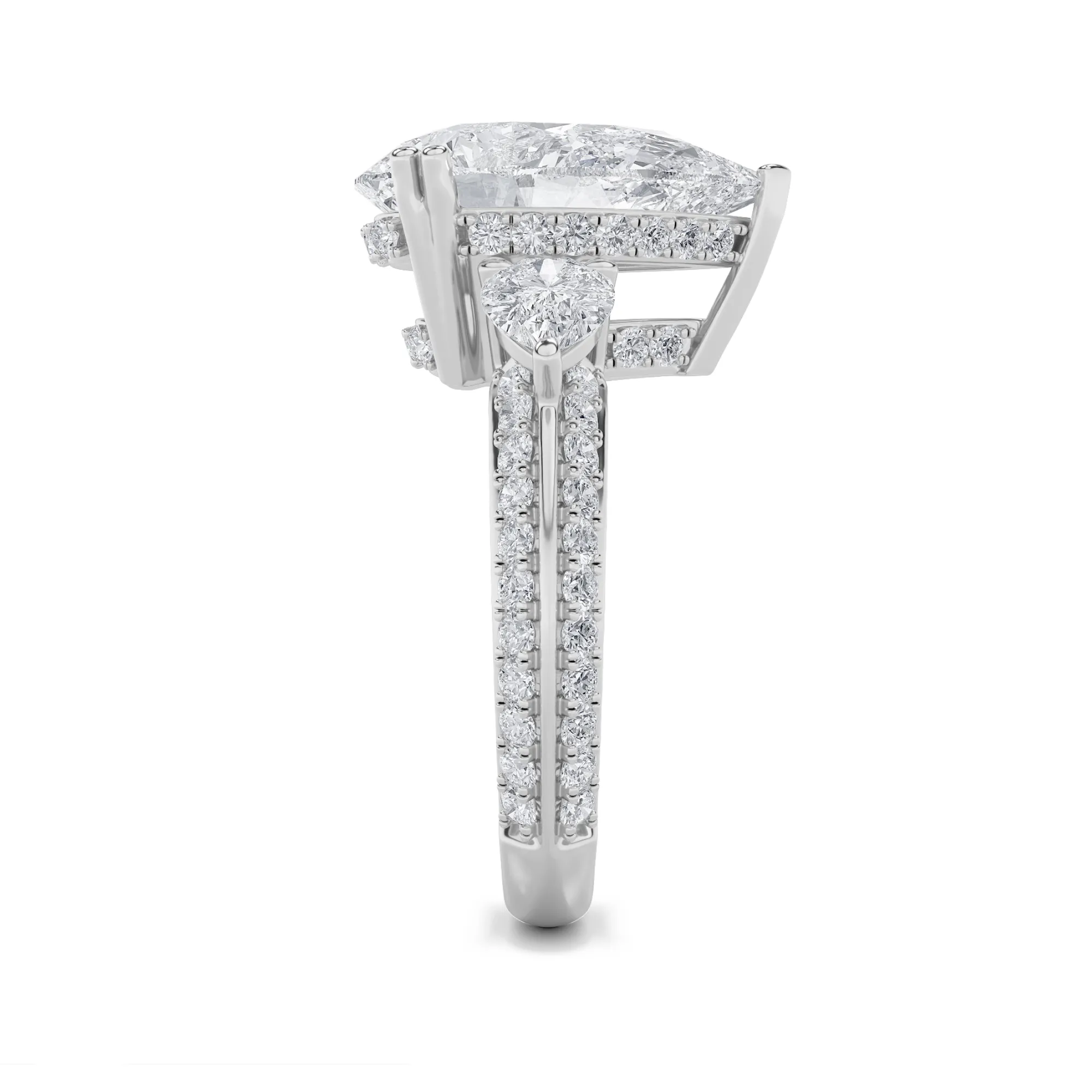 Anhelo Callado lab grown diamond ring, detail of the pear diamond
