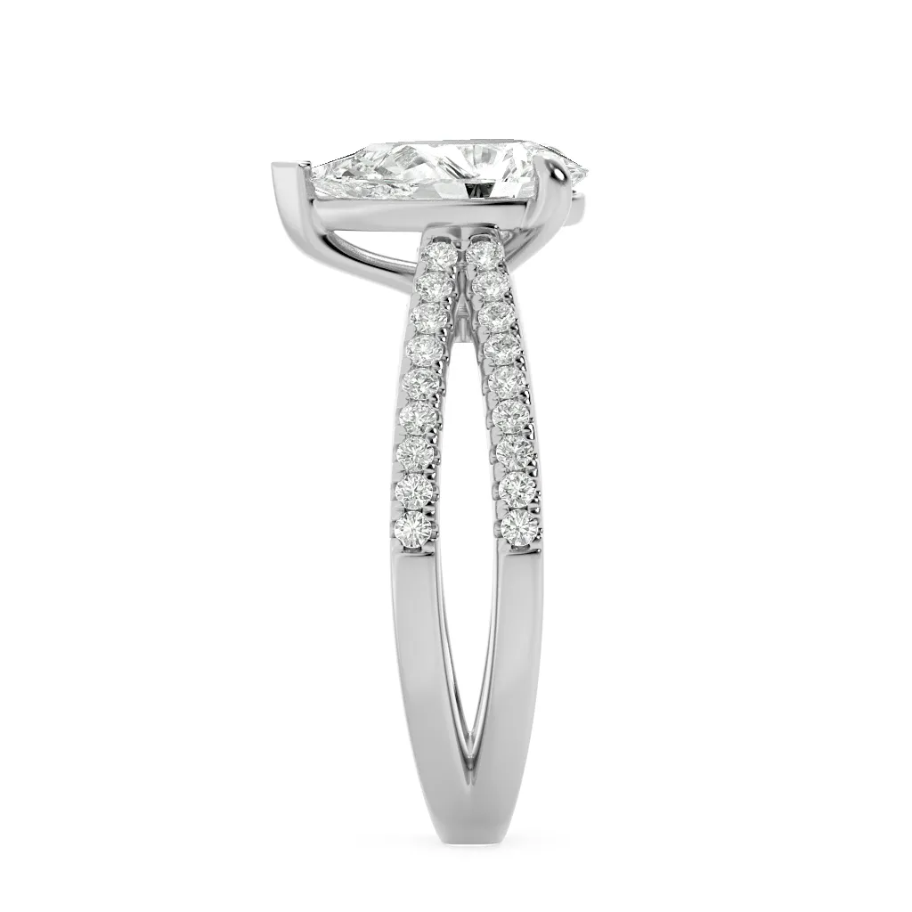 Mirada Velada lab grown diamond ring, detail of the pear diamond