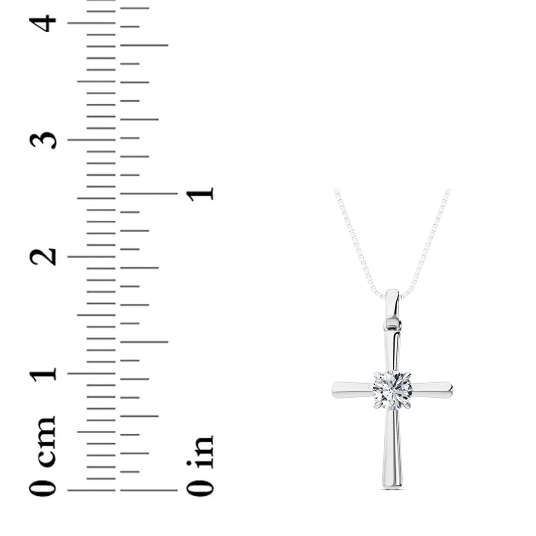 Luz del Mar lab grown diamond necklace, detail of the round diamond