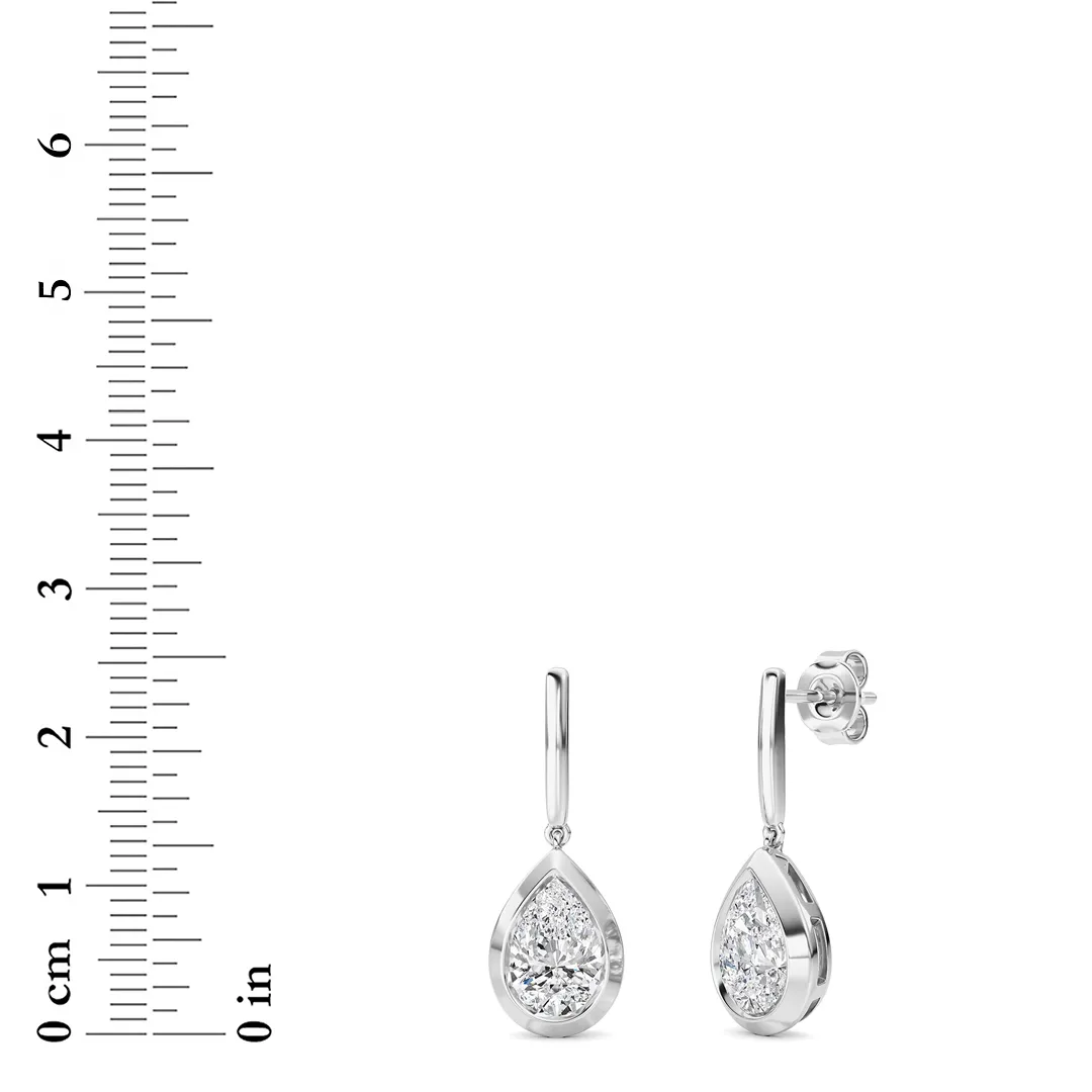 Marea del Origen lab grown diamond earrings, detail of the pear diamond