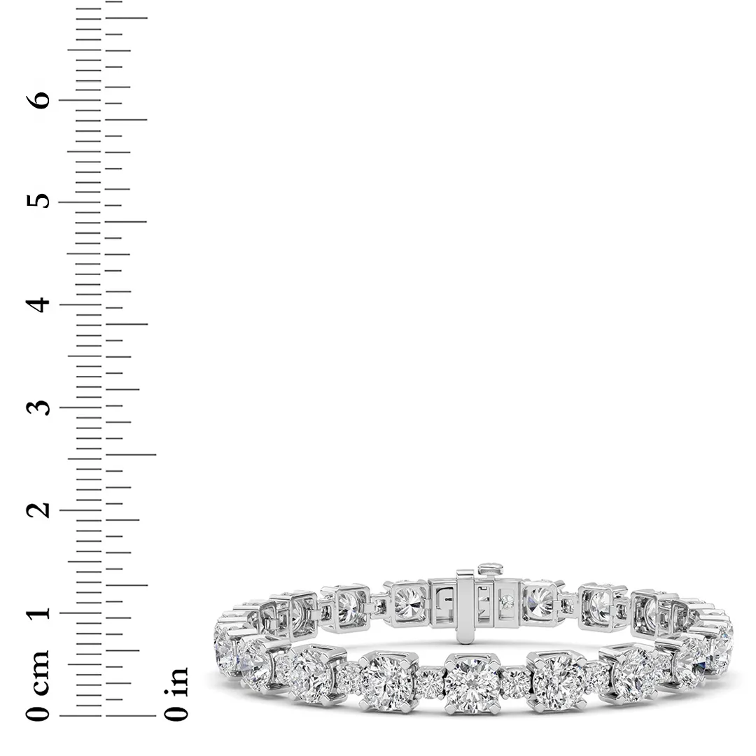 Amanecer Luminoso lab grown diamond bracelet, detail of the round diamond