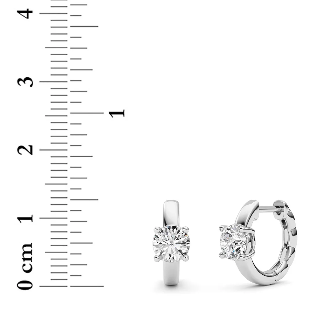 Destello Fiel lab grown diamond earrings, detail of the round diamond