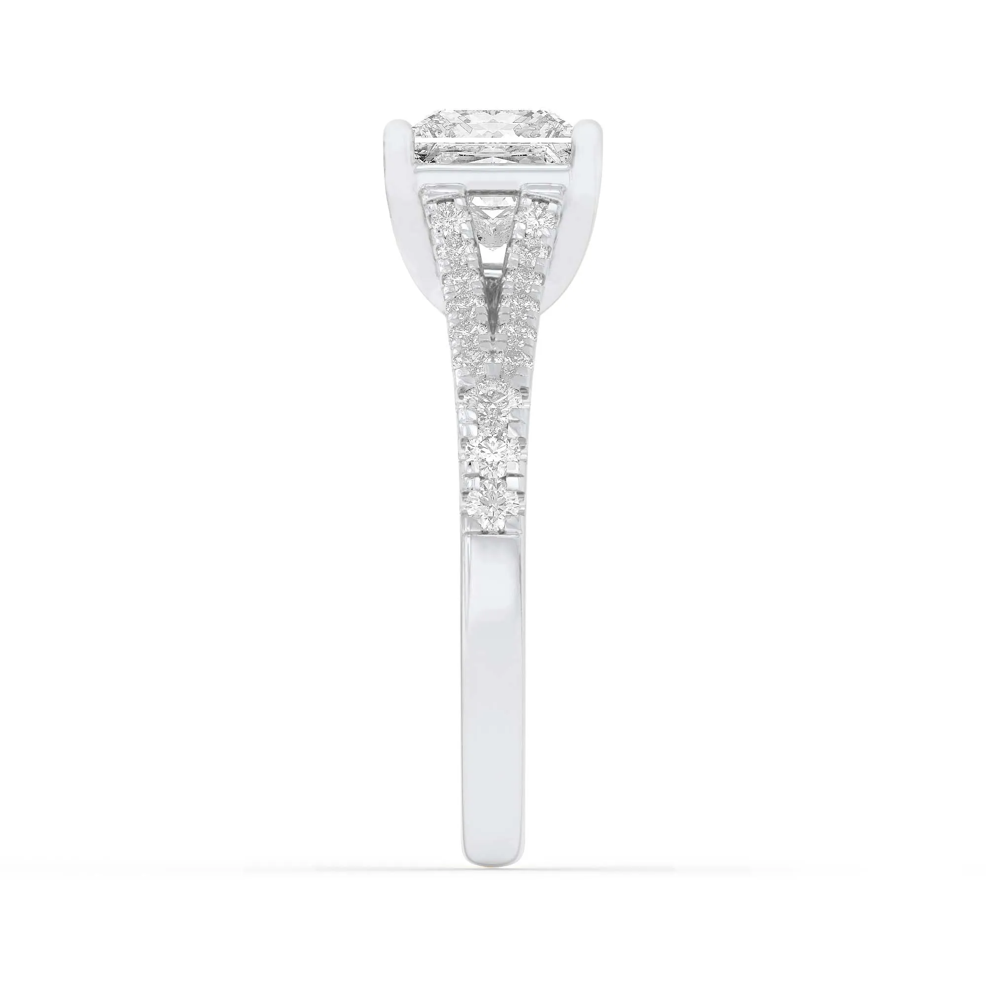 Tesoro de Invierno lab grown diamond ring, detail of the princess diamond