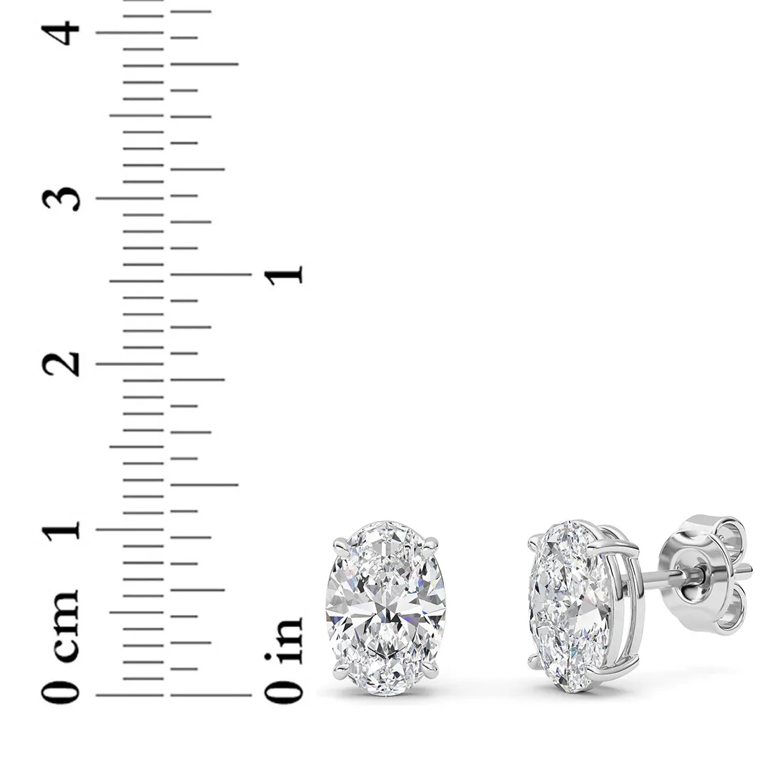Destello de Verano lab grown diamond earrings, detail of the oval diamond