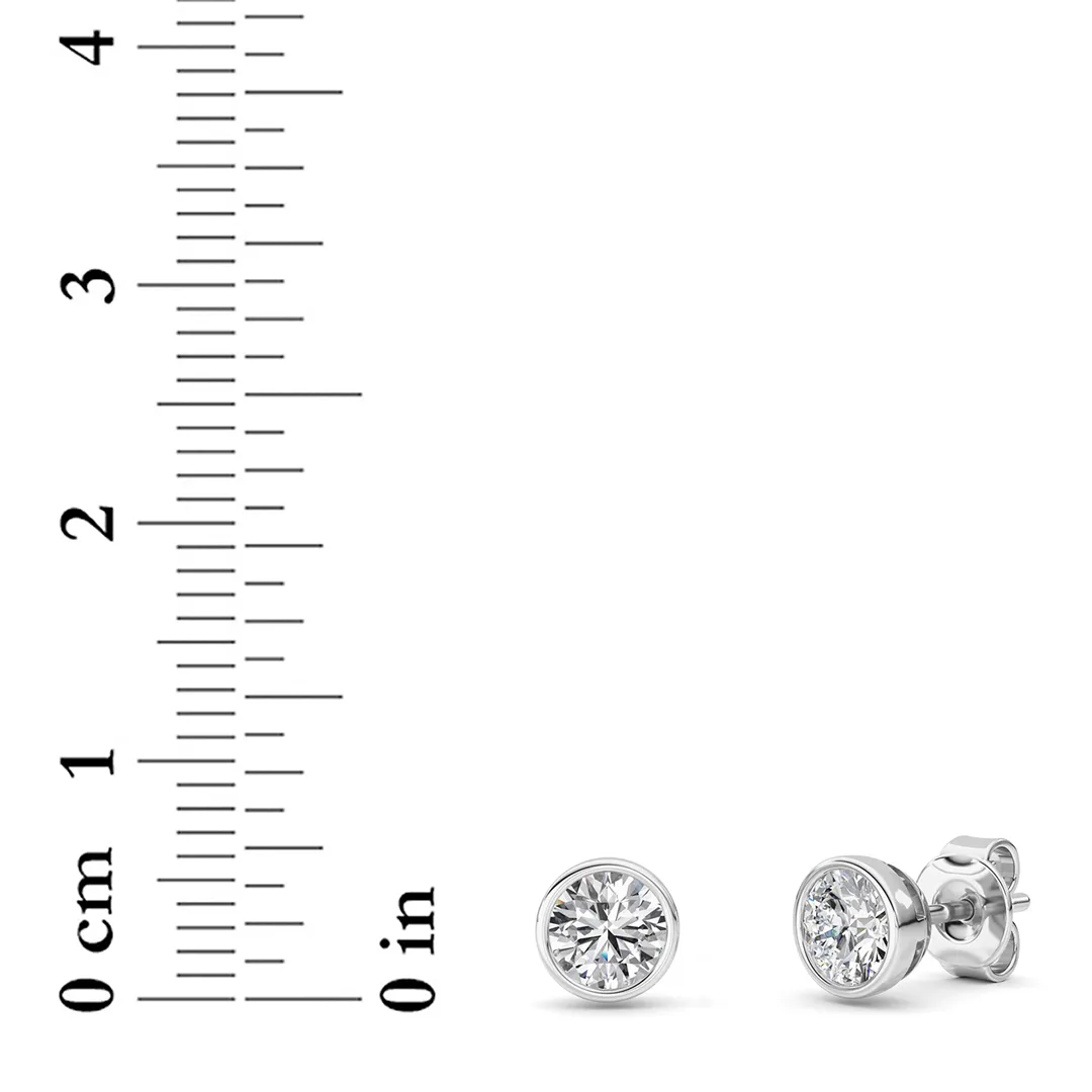 Seda del Alba lab grown diamond earrings, detail of the round diamond