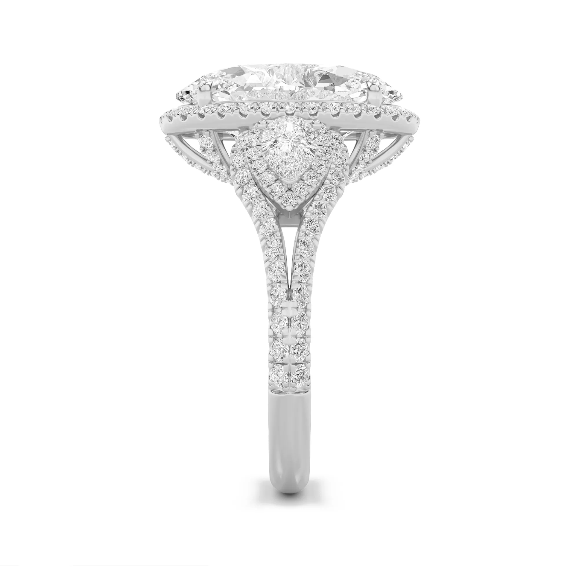 Resplandor de Cielo lab grown diamond ring, detail of the oval diamond