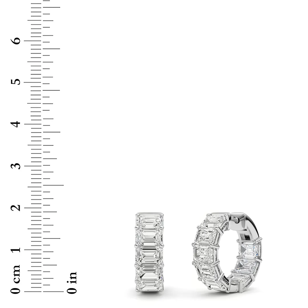 Resplandor Callado lab grown diamond earrings, detail of the emerald diamond