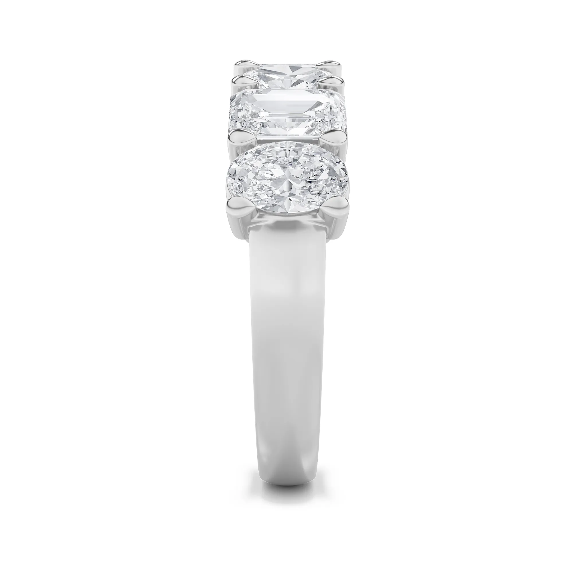 Lluvia Dorada lab grown diamond ring, detail of the emerald diamond