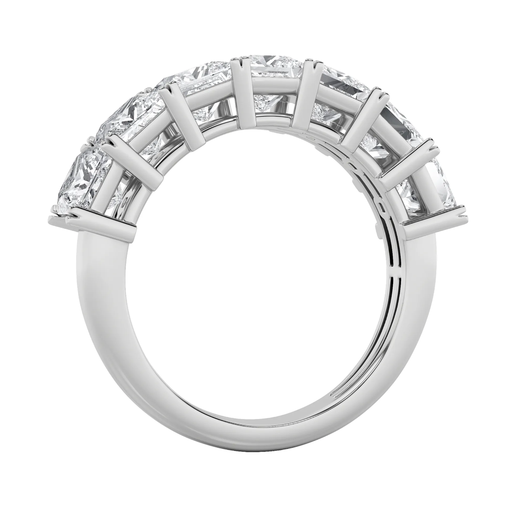 Huella Plena lab grown diamond ring, detail of the princess diamond