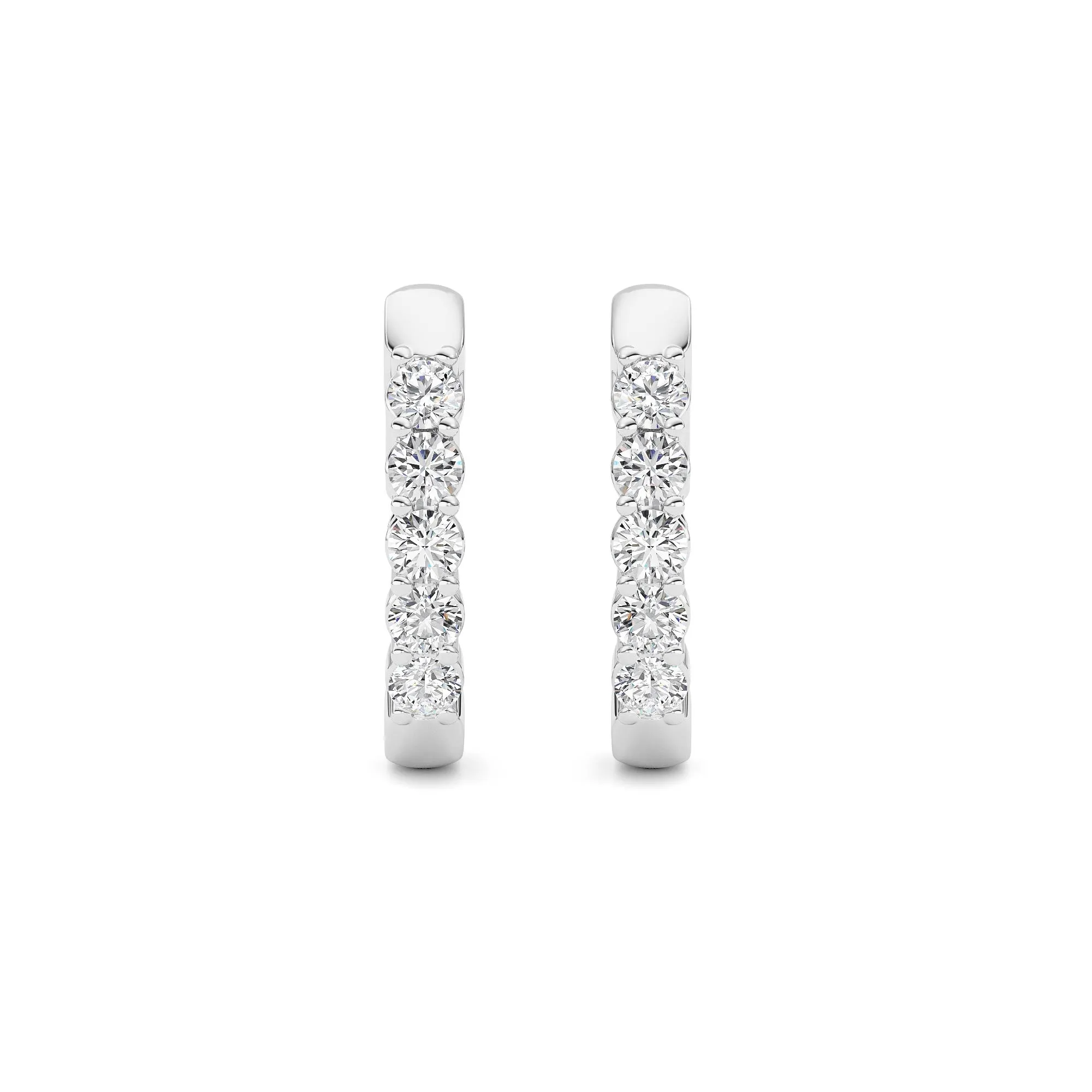 Ribera del Verano lab grown diamond earrings, detail of the round diamond