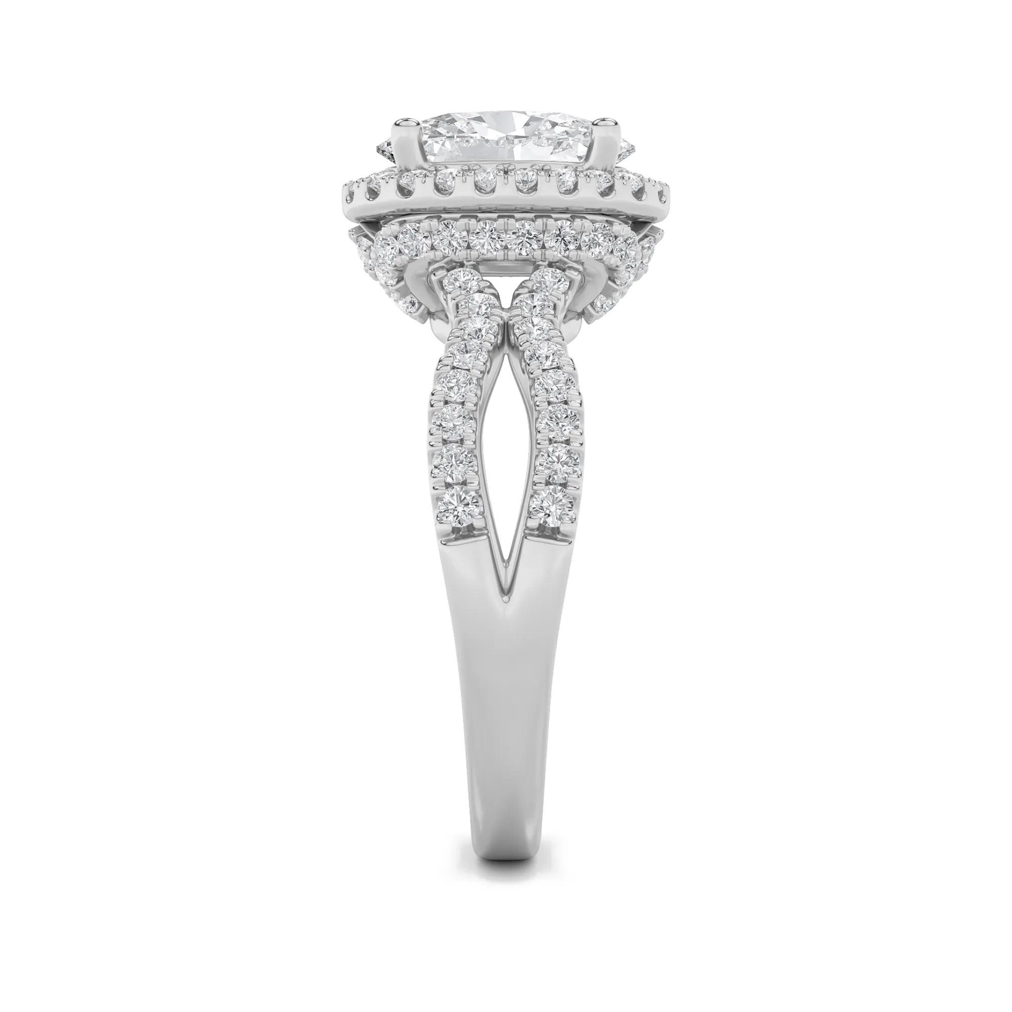 Hora Dorada lab grown diamond ring, detail of the oval diamond