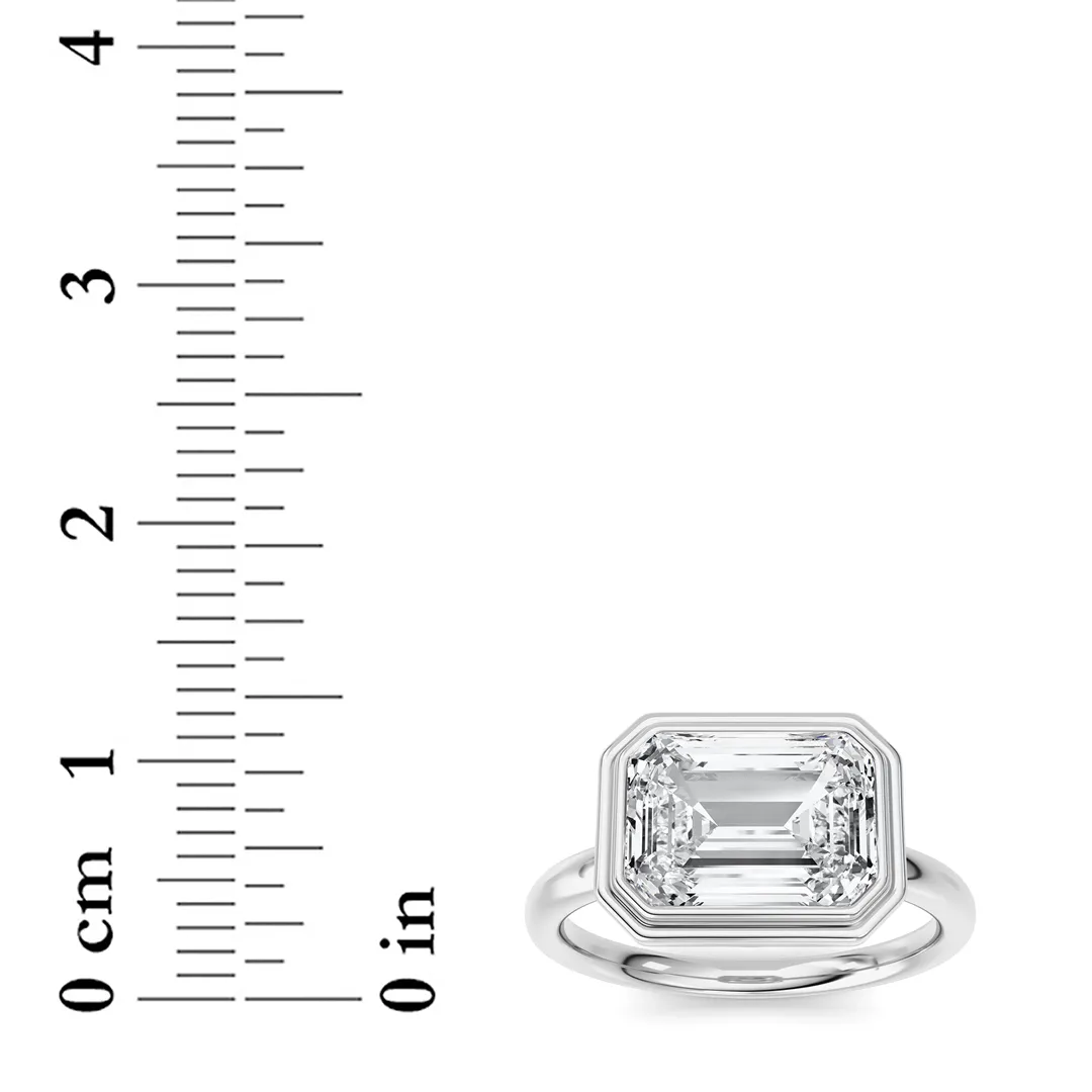 Cumbre Secreta lab grown diamond ring, detail of the emerald diamond