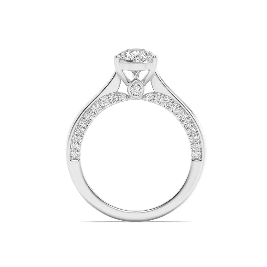 Estrella de Arena lab grown diamond ring, detail of the pear diamond