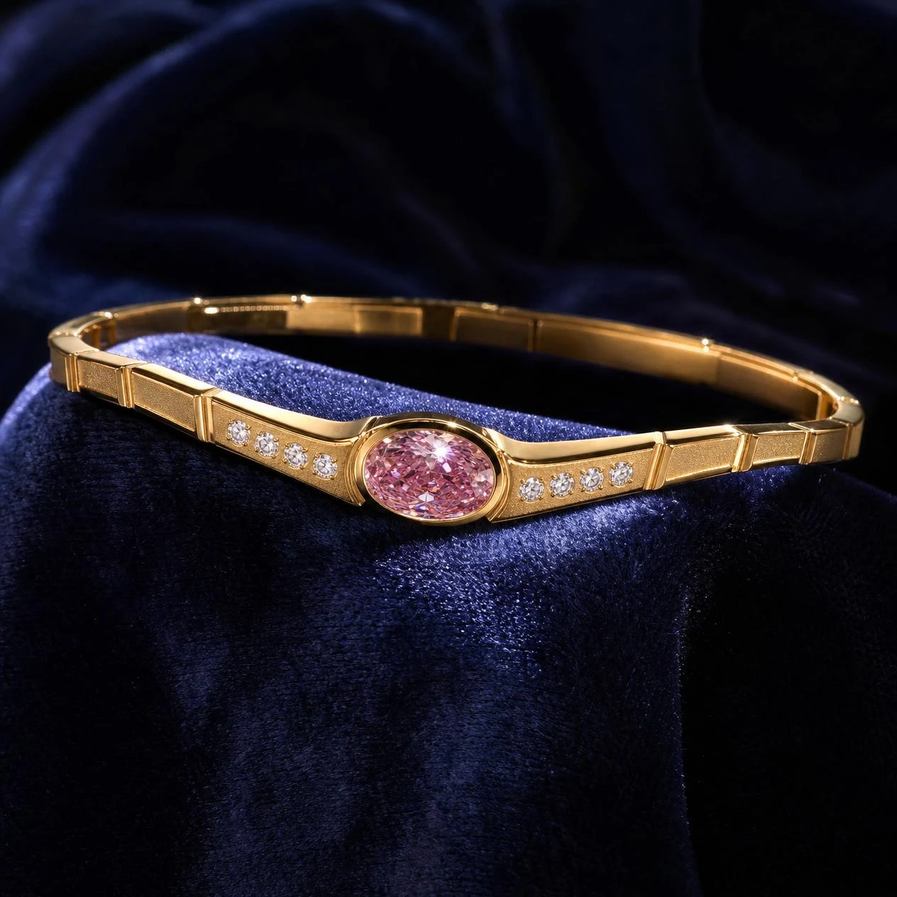 Console Audace, 1.86 ct tw oval lab grown diamond men’s bracelet in 18K yellow gold (front view)