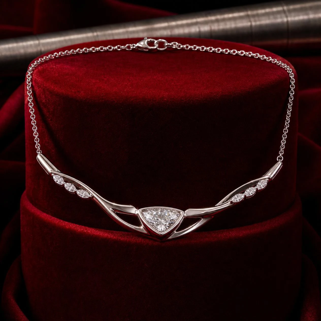 Plume d'Autunno, 1.5 ct tw trillion lab grown diamond necklace in 18K white gold (front view)