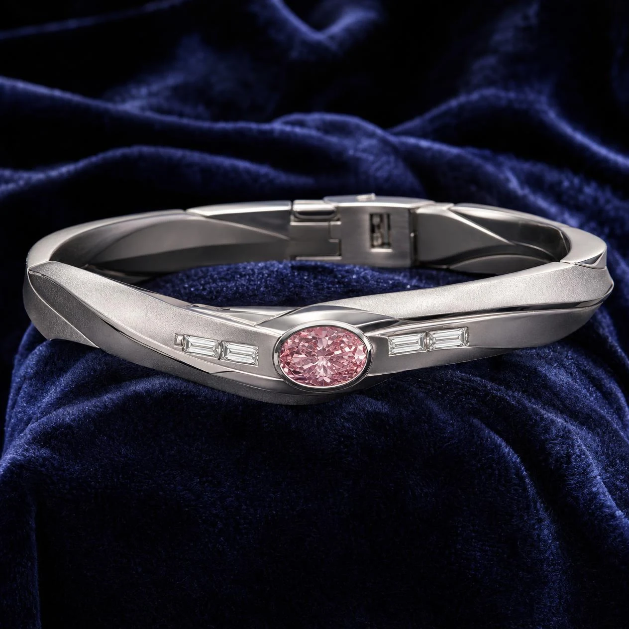 Cedro Saldo, 1.38 ct tw oval lab grown diamond men’s bracelet in 18K white gold (front view)