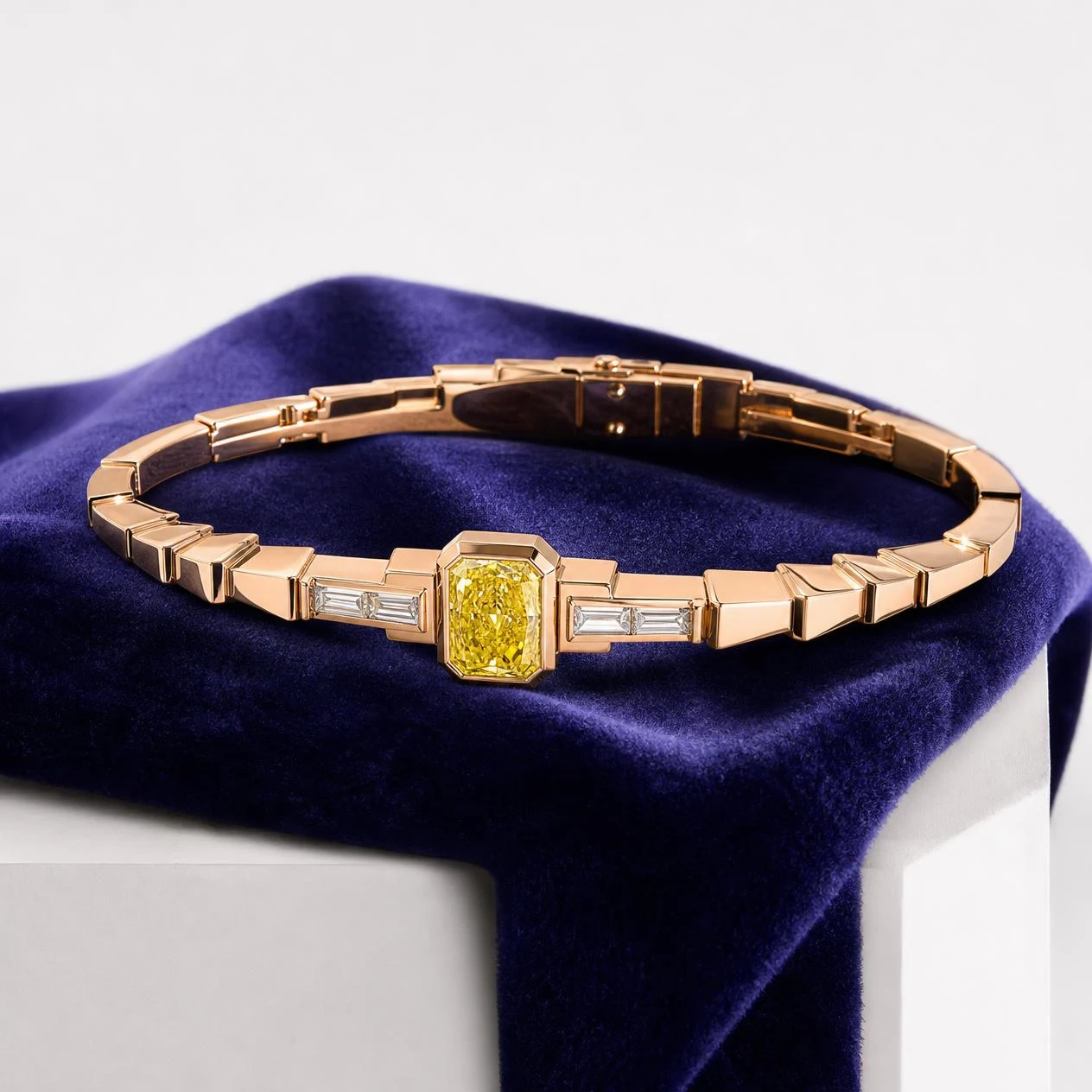 Rêve di Perla, 1.52 ct tw radiant lab grown diamond bracelet in rose gold (front view)