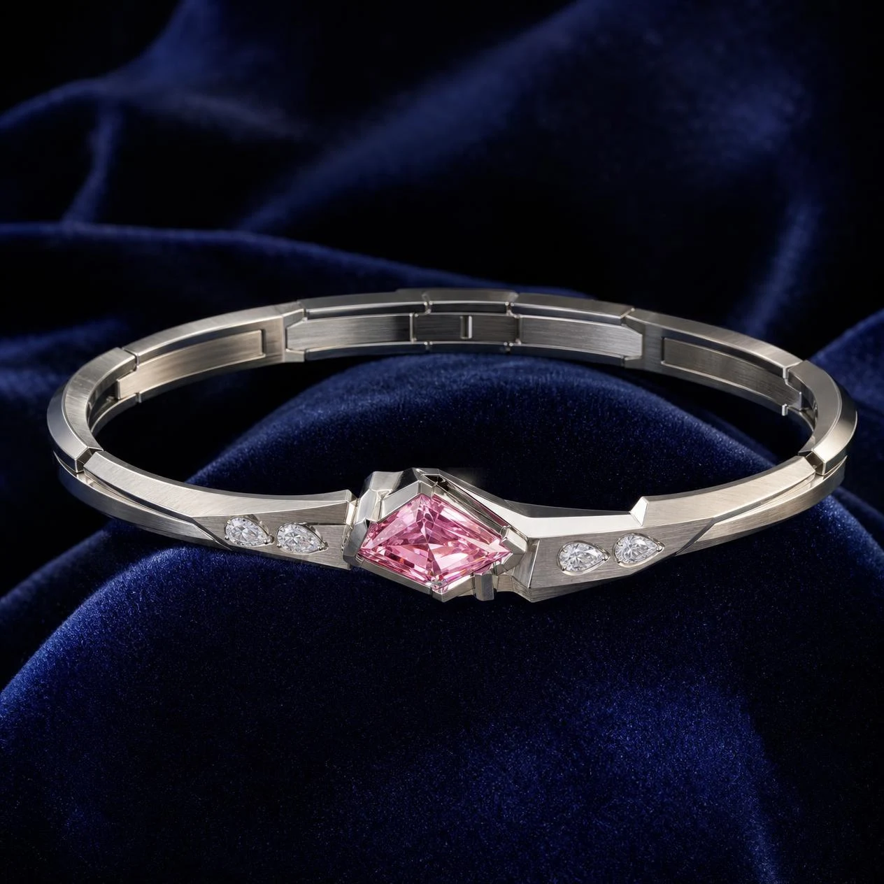 Patrizio Oscuro, 1.52 ct tw kite lab grown diamond men’s bracelet in 18K white gold (front view)
