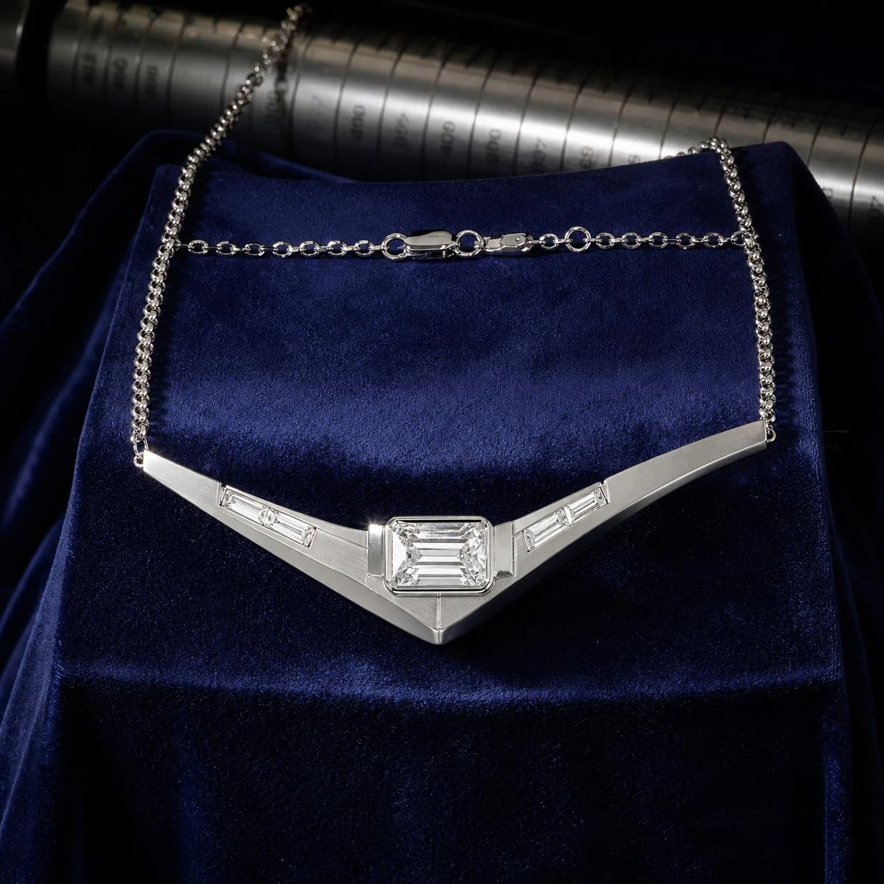 Gladiatore del Sud, 1.68 ct tw emerald lab grown diamond men’s necklace in 18K white gold (front view)