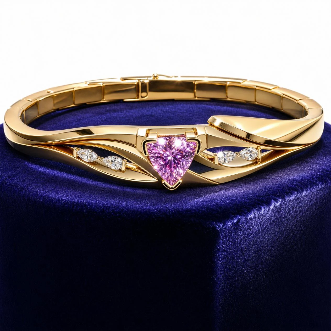 Melodia Serena, 2.66 ct tw trillion lab grown diamond bracelet in 18K yellow gold (front view)