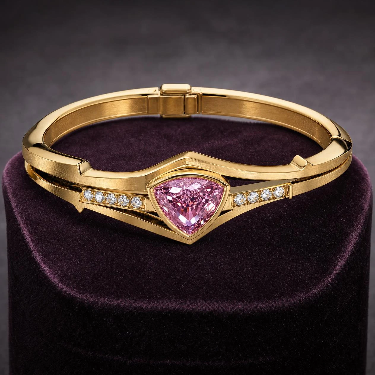 Rugiada Fiorente, 2.48 ct tw trillion lab grown diamond bracelet in 18K yellow gold (front view)