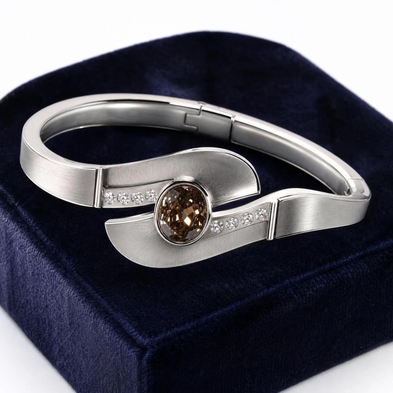 Mimosa Segreta, 2.56 ct tw oval lab grown diamond bracelet in 18K white gold (front view)