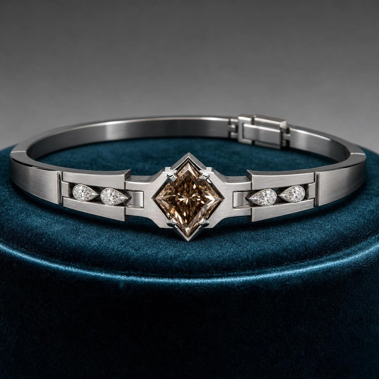 Signore del Sud, 1.64 ct tw kite lab grown diamond men’s bracelet in 18K white gold (front view)