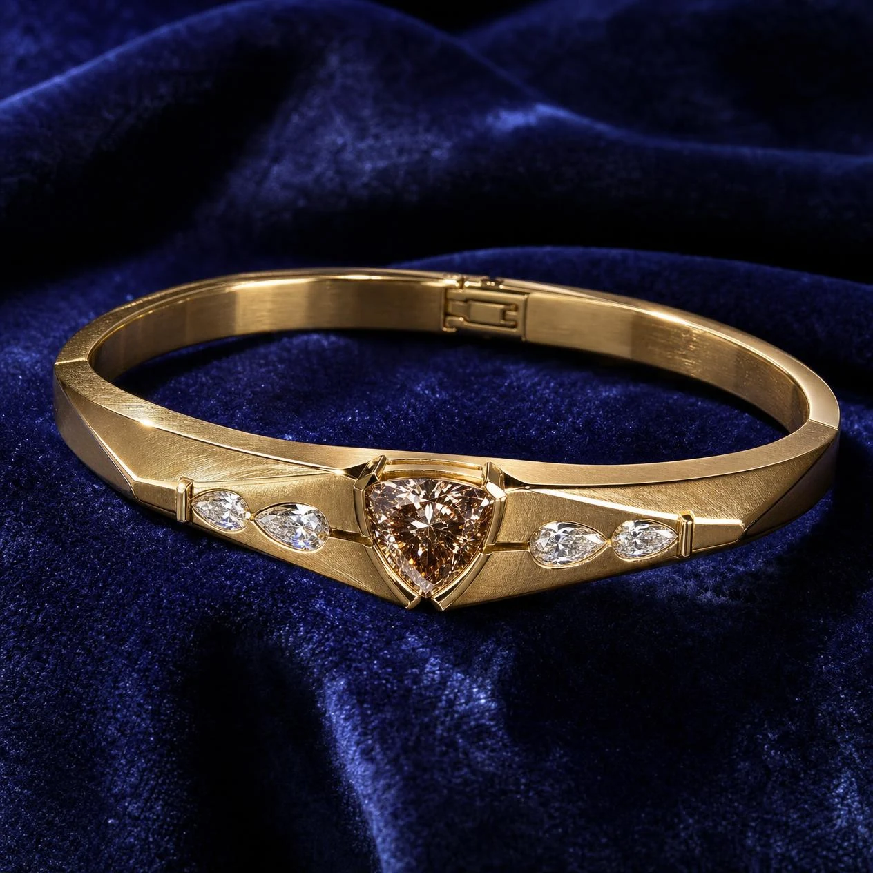 Tramonto Silenzioso, 1.64 ct tw trillion lab grown diamond men’s bracelet in 18K yellow gold (front view)
