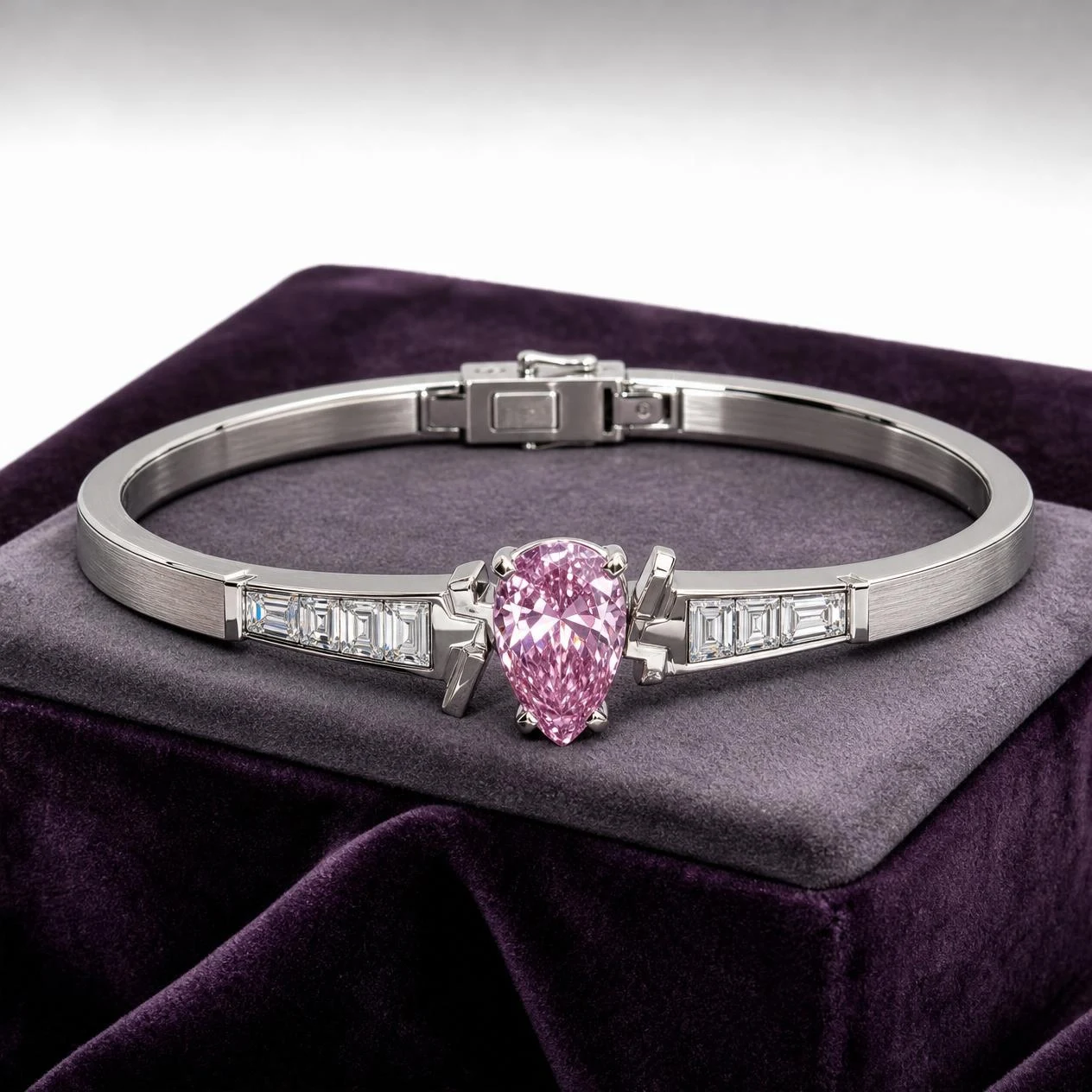 Faro di Marmo, 1.8 ct tw pear lab grown diamond men’s bracelet in 18K white gold (front view)