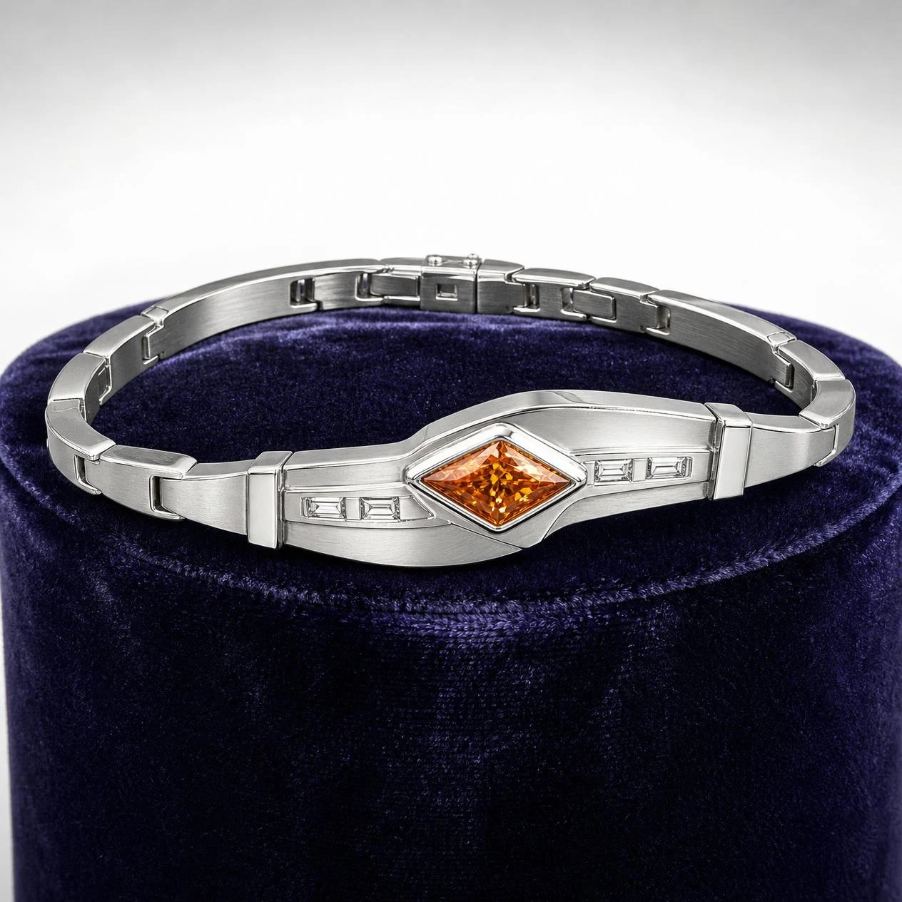 Scoglio di Ferro, 1.38 ct tw kite lab grown diamond men’s bracelet in 18K white gold (front view)