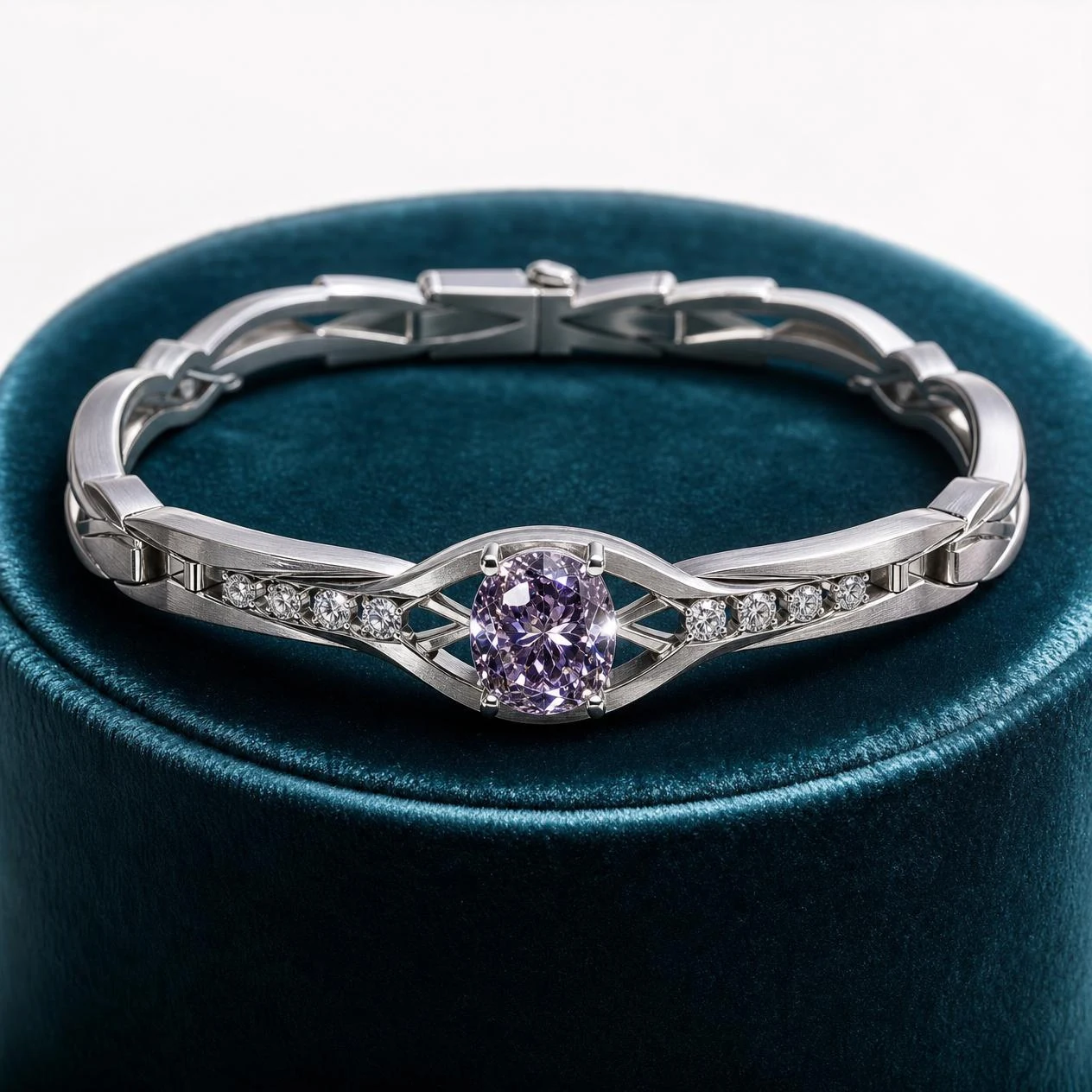 Ninfea Delicata, 1.34 ct tw oval lab grown diamond bracelet in 18K white gold (front view)