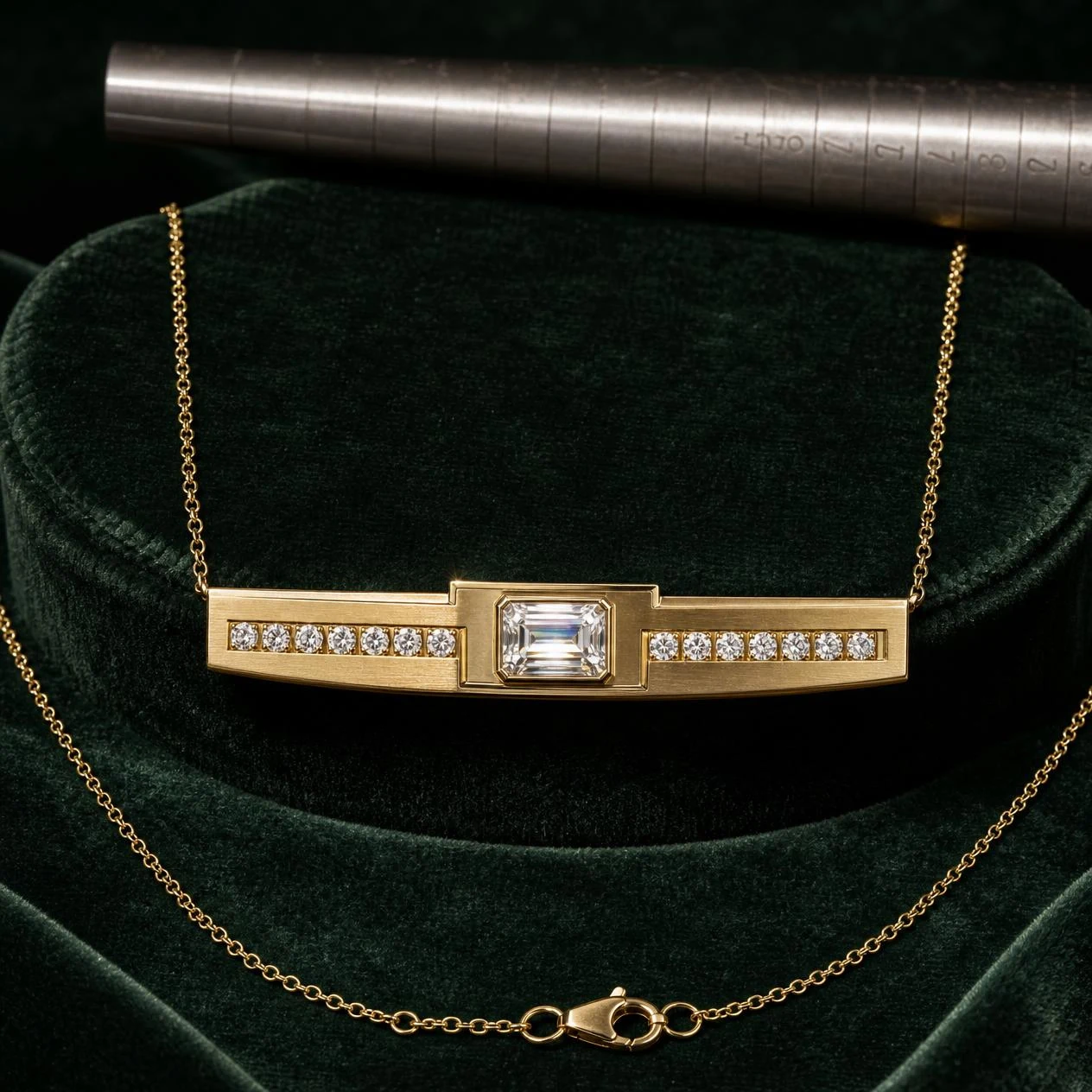 Meridiano Vigile, 1.84 ct tw emerald lab grown diamond men’s necklace in 18K yellow gold (front view)