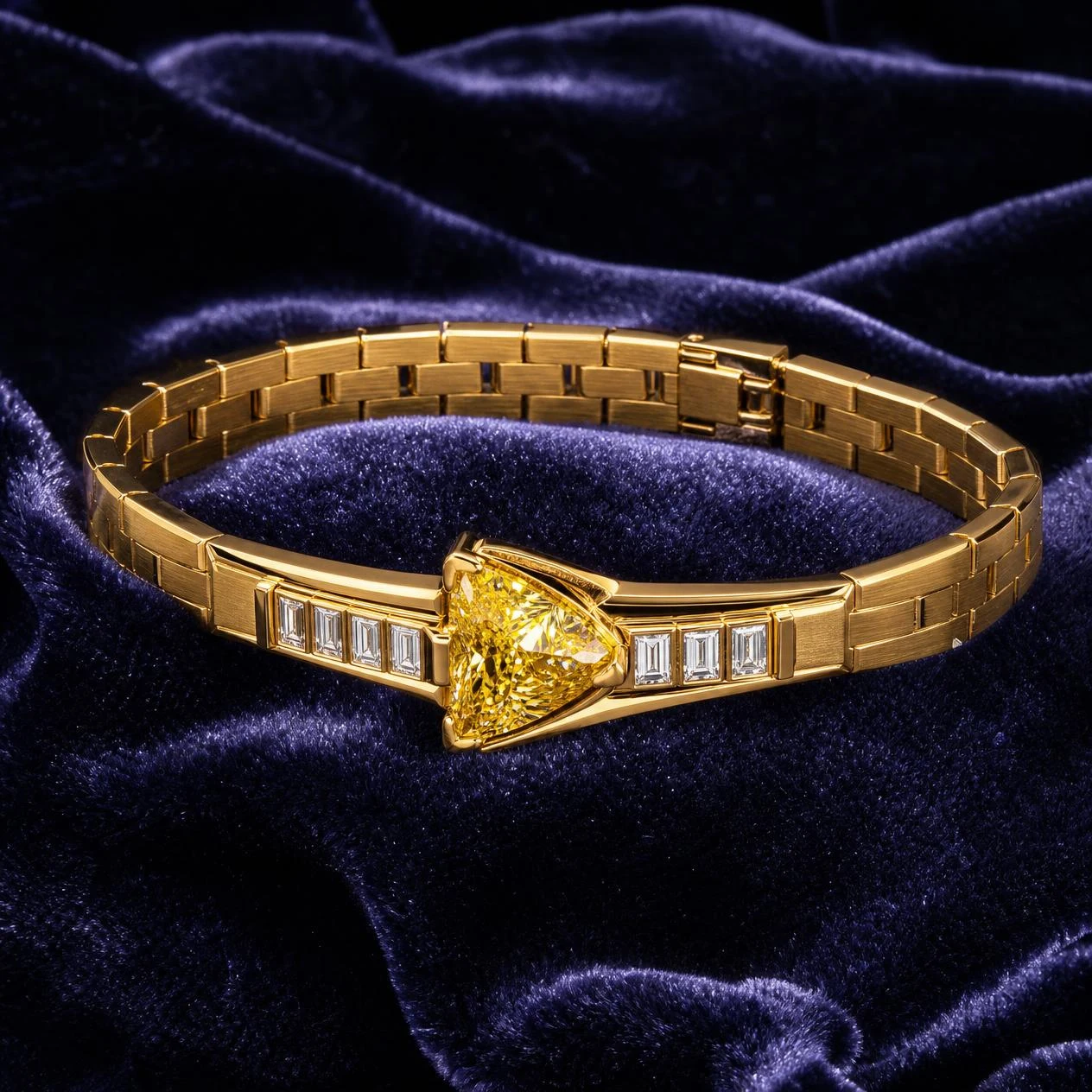 Esploratore Indomito, 3.25 ct tw trillion lab grown diamond men’s bracelet in 18K yellow gold (front view)