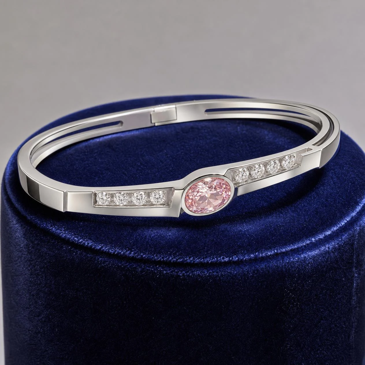 Granito Silenzioso, 2.18 ct tw oval lab grown diamond men’s bracelet in 18K white gold (front view)